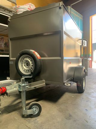 Remolque porta-maquinaria caja cerrada con tapa