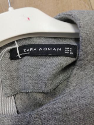 Vestido de punto Zara. 