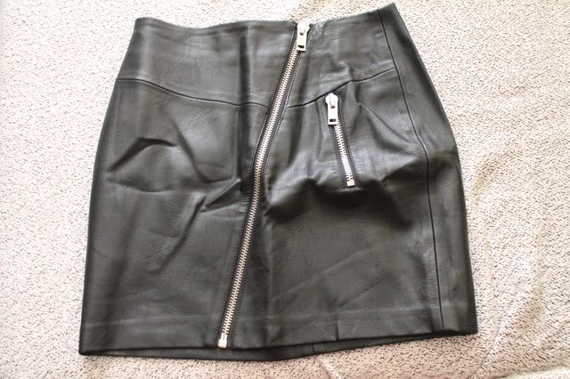 Falda efecto piel con cremallera