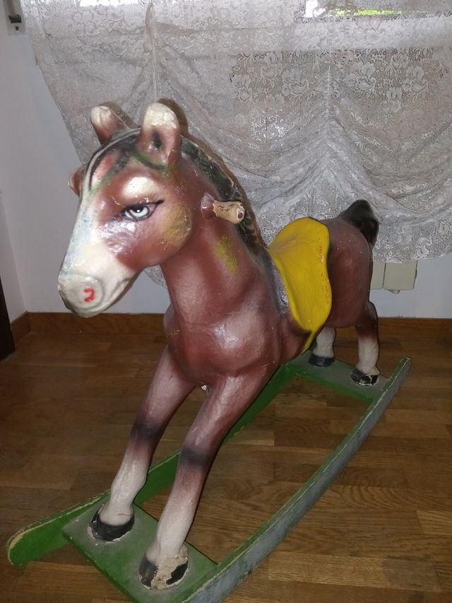 Caballo cartón piedra