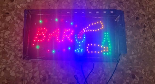 Insegna luminosa bar