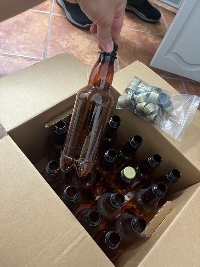 3 cajas de botellas de 500 ml de cerveza vacias