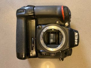 Nikon D7200 + 18 - 140, f 3.5 - 5.6, DX, VR + grip