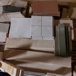 Baldosas de suelo y azulejos de diferentes tipos 