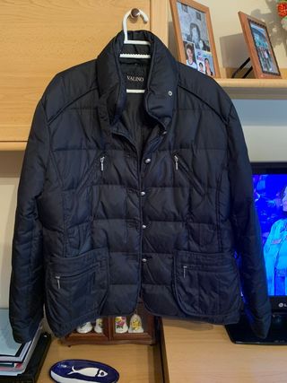 Abrigo/ cazadora negra/plumas