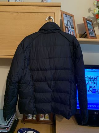 Abrigo/ cazadora negra/plumas