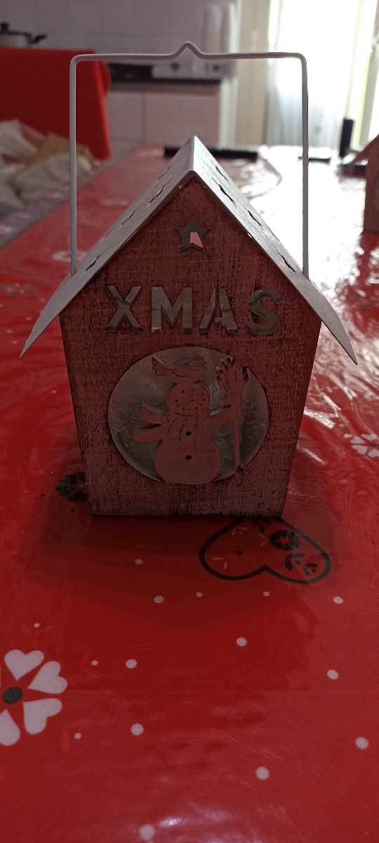 Casetta con pupazzo di neve