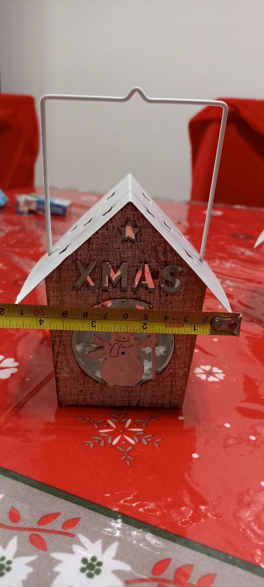 Casetta con pupazzo di neve