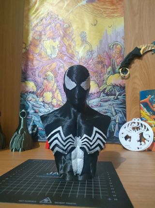 Busto de Spiderman con traje negro 