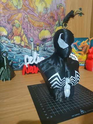 Busto de Spiderman con traje negro 