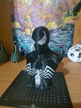 Busto de Spiderman con traje negro 