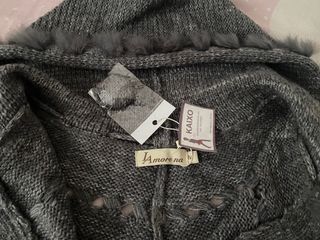 Poncho gris con capucha