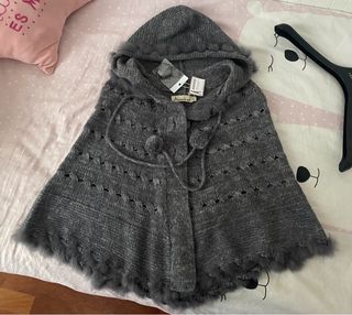Poncho gris con capucha