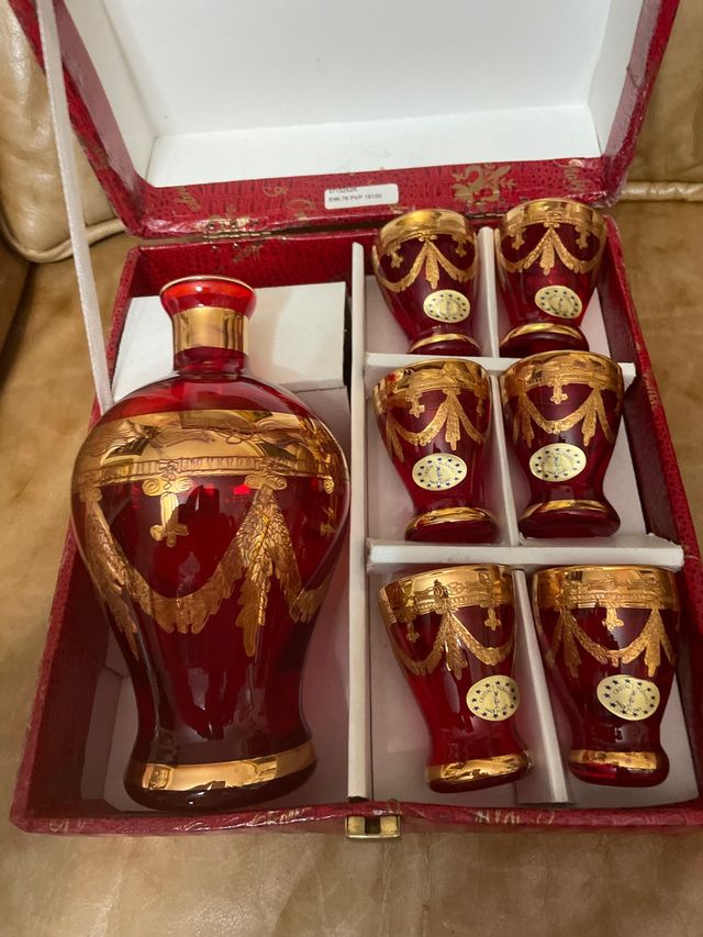 Botella y vasos para licores