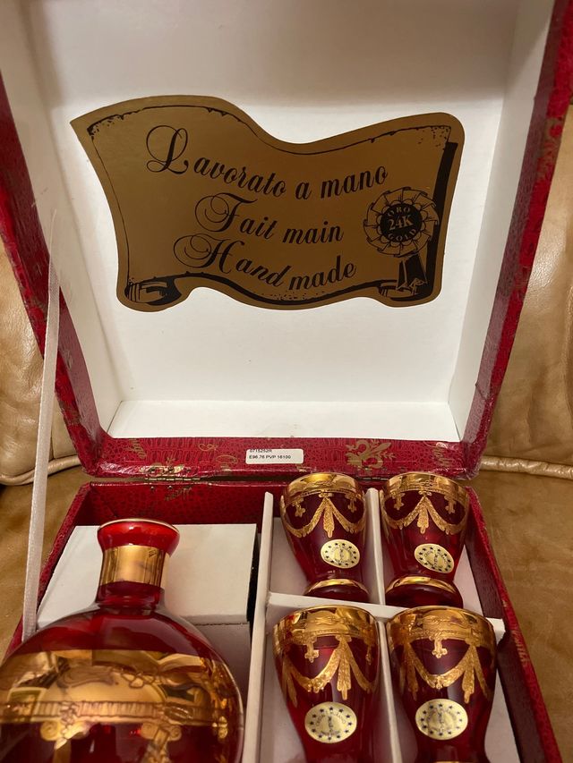 Botella y vasos para licores