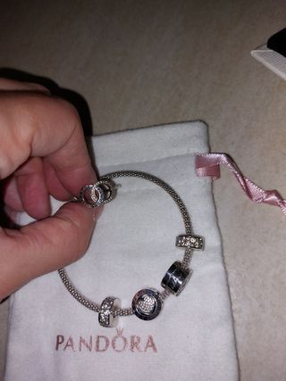 Pulsera rigida pandora con charm y anill