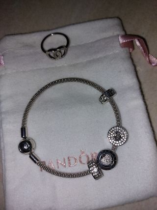 Pulsera rigida pandora con charm y anill