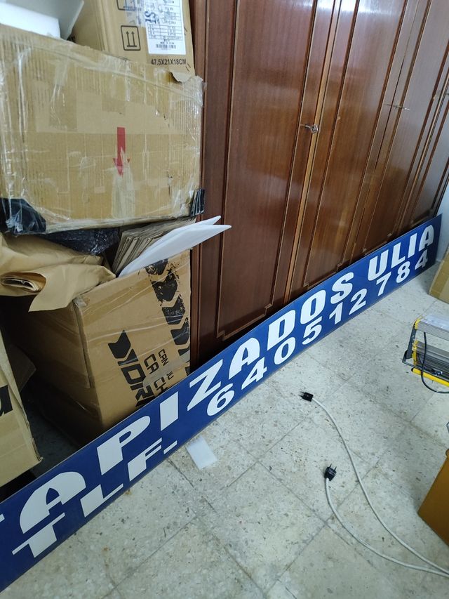 Cartel y Extrusora Publicitaria