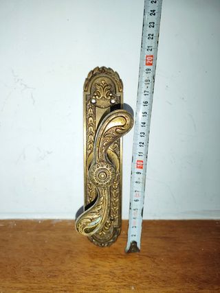 Antiguo tirador manillar pomo bronce repujado