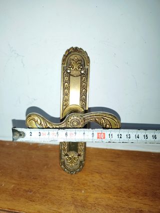 Antiguo tirador manillar pomo bronce repujado