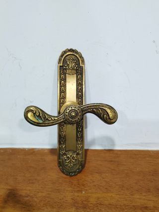 Antiguo tirador manillar pomo bronce repujado