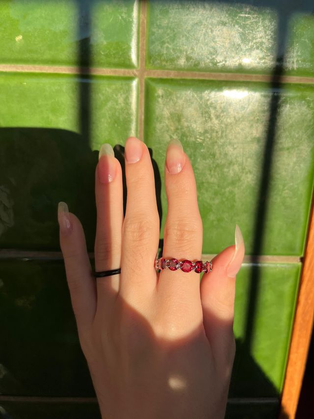 Alianza de plata y moissanita roja 0,5 Ct