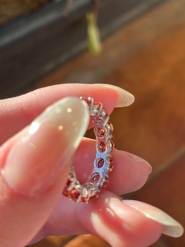 Alianza de plata y moissanita roja 0,5 Ct