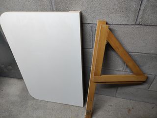 mesa plegable pared blanca