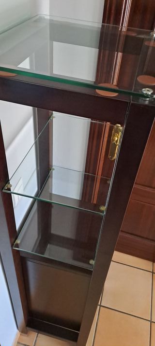Mueble cajones y estantes de cristal. Color wengué