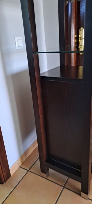 Mueble cajones y estantes de cristal. Color wengué