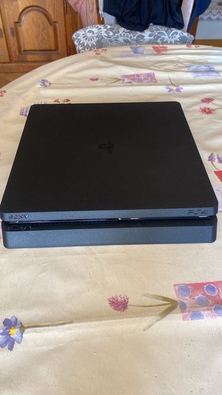 PS4 Slim 1TB + 2 mandos como nueva