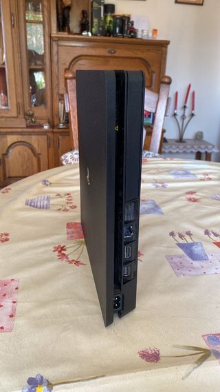 PS4 Slim 1TB + 2 mandos como nueva