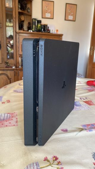 PS4 Slim 1TB + 2 mandos como nueva