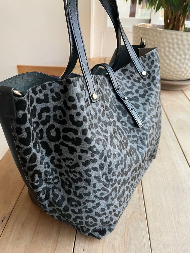 Espectacular bolso de piel de Gloria Ortiz