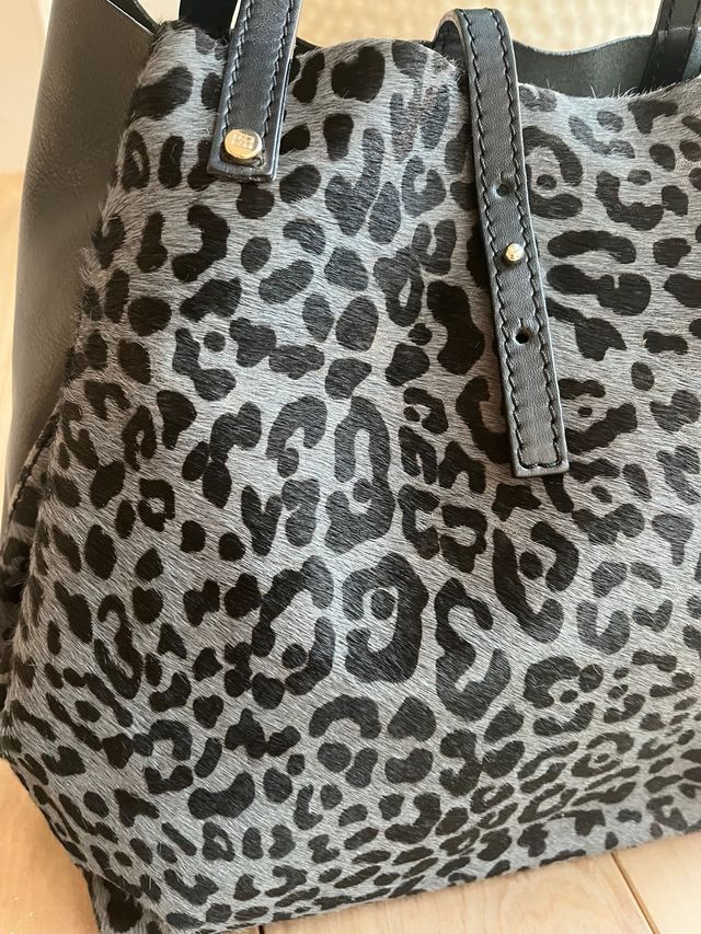 Espectacular bolso de piel de Gloria Ortiz