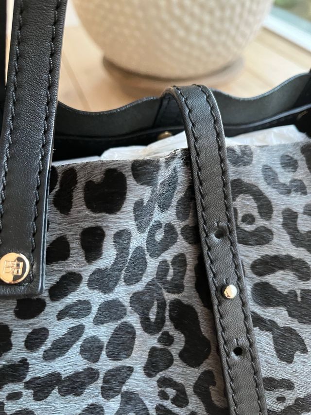 Espectacular bolso de piel de Gloria Ortiz