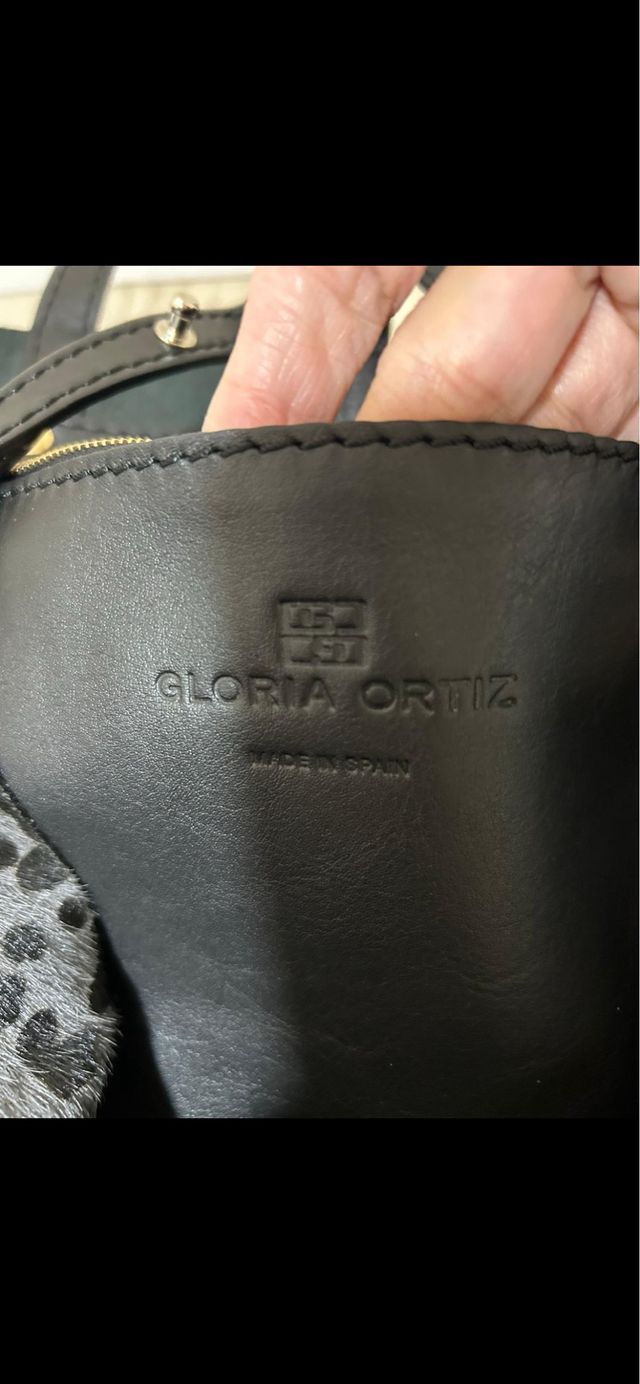 Espectacular bolso de piel de Gloria Ortiz