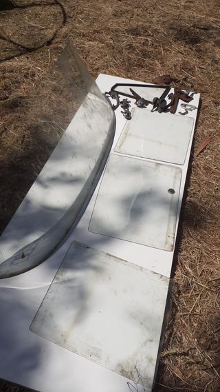 Alguns Vidros inclusive o da frente Mercedes 200 r