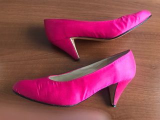 Zapatos de fiesta de raso.