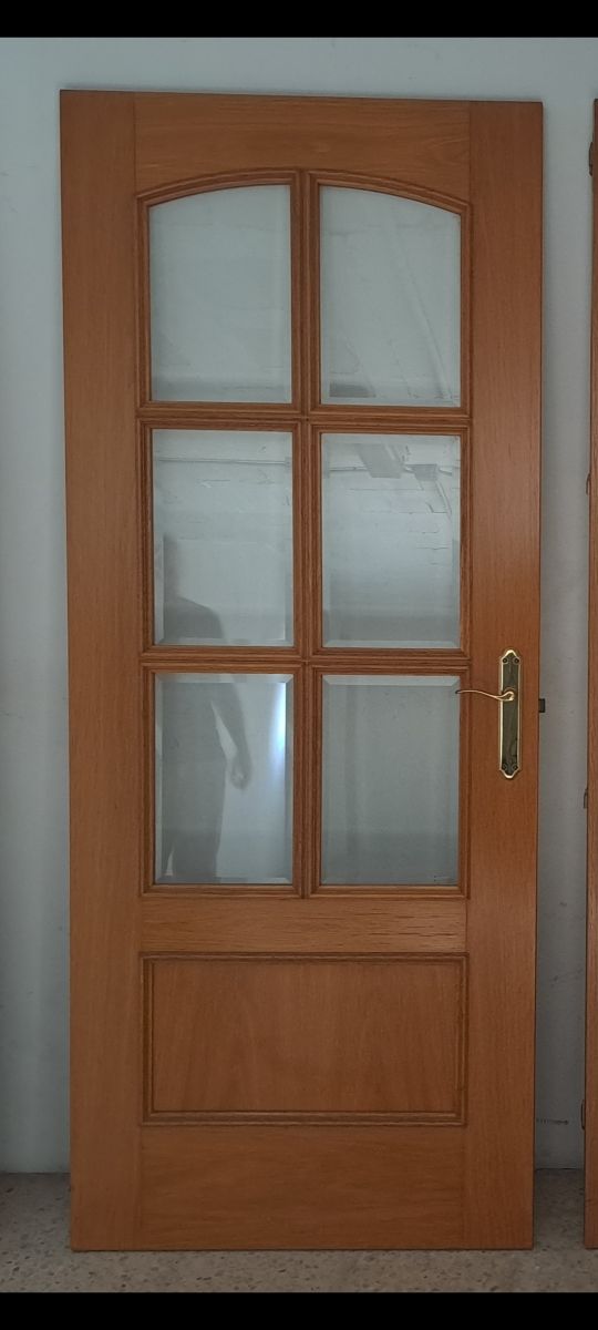 1 puerta de madera con cristal