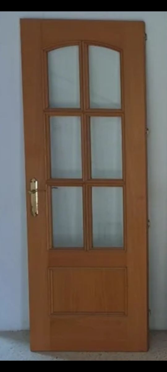1 puerta de madera con cristal