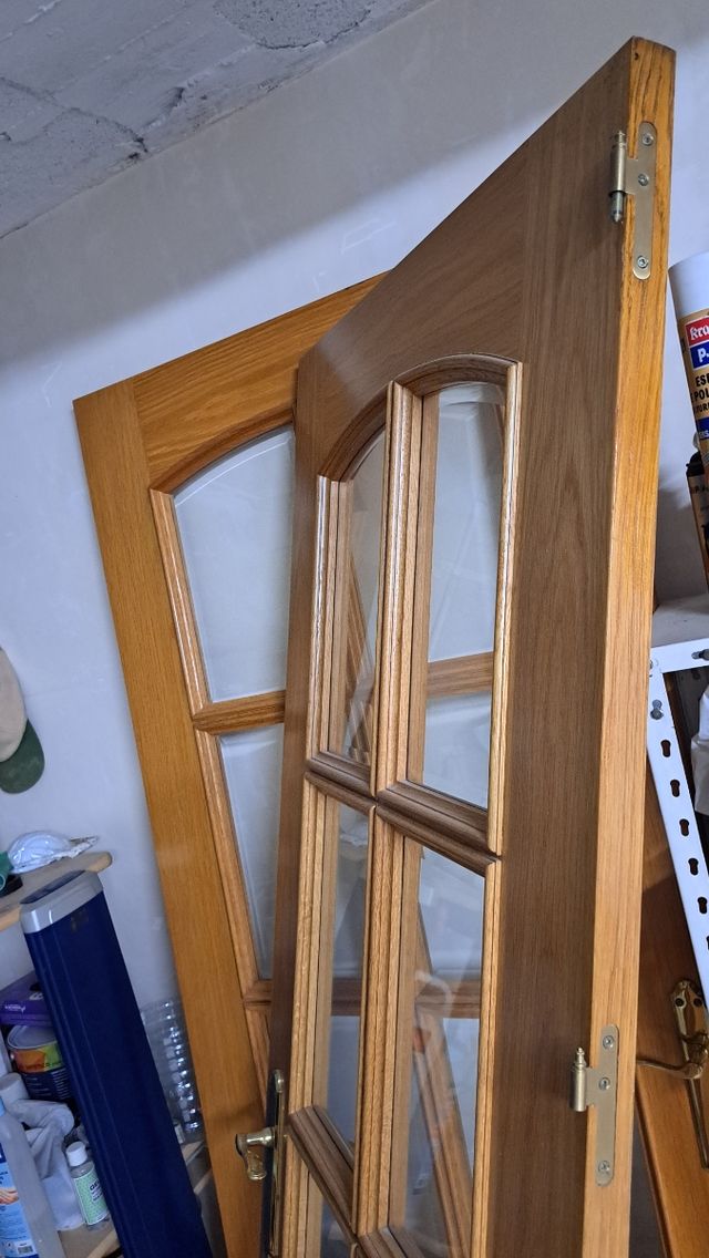 1 puerta de madera con cristal