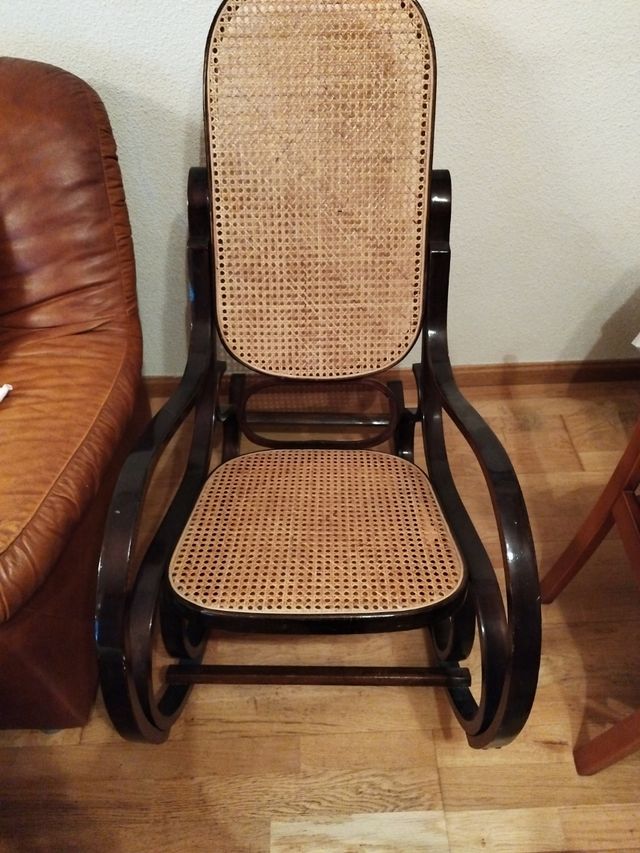 Mecedora de mimbre color wengue.