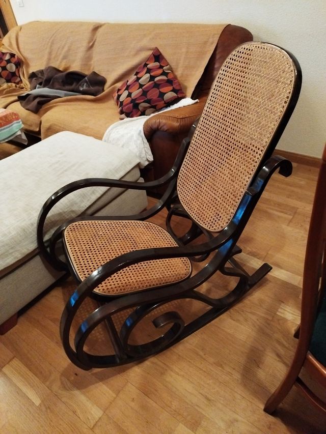 Mecedora de mimbre color wengue.