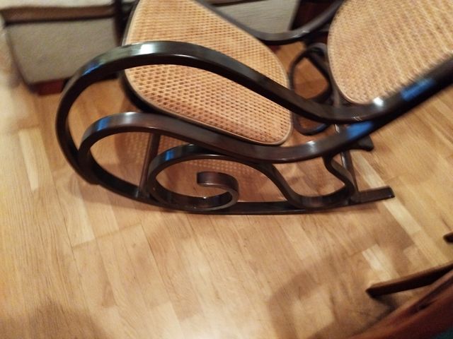 Mecedora de mimbre color wengue.