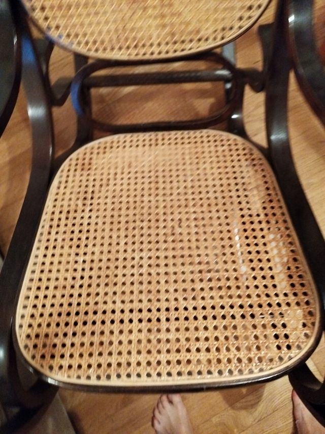 Mecedora de mimbre color wengue.