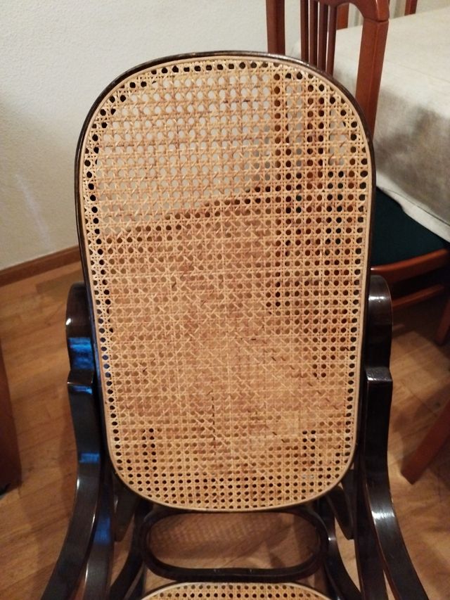 Mecedora de mimbre color wengue.