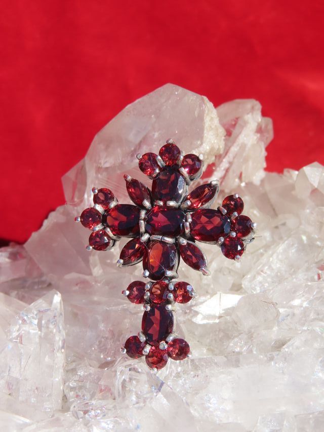 Cruz con granates naturales, plata 925