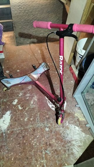 Mueve culos patín tres ruedas marca Razor