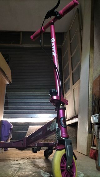 Mueve culos patín tres ruedas marca Razor